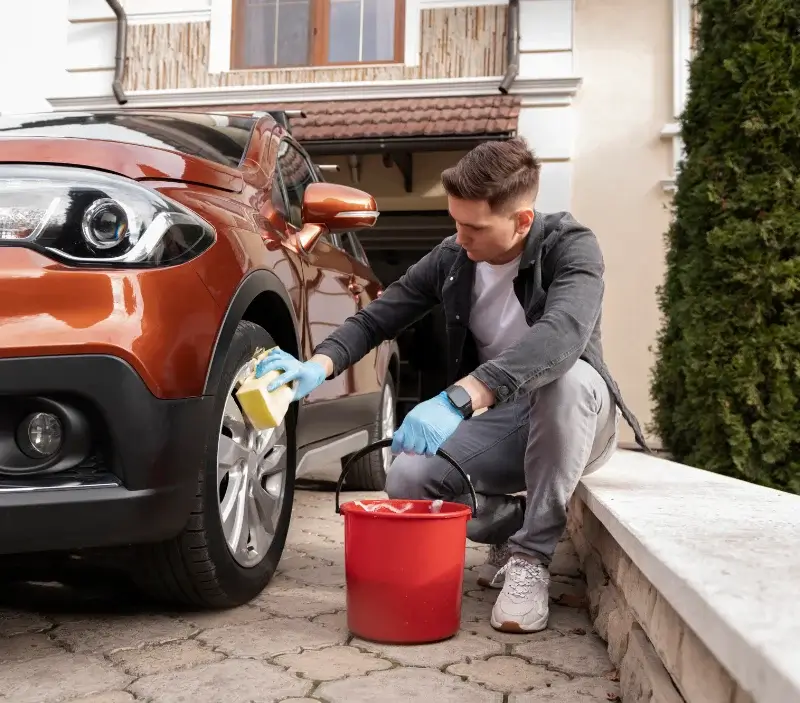 Lavage auto à domicile La Chapelle-d'Aligné : professionnel intervenant sur un véhicule